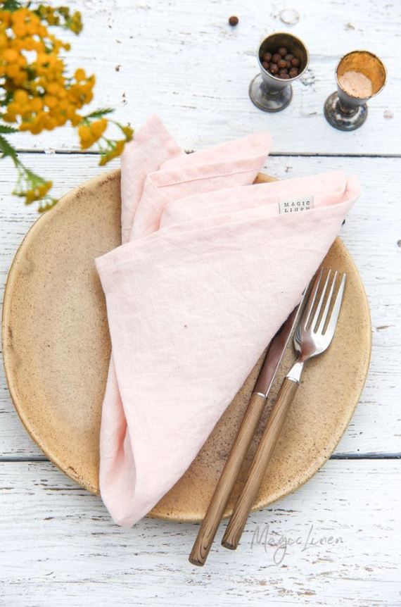 Stoffservietten-in-light-pink-als-hochwertige-Tischdekoration